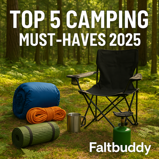 Werbegrafik mit stilvollem Campingstuhl und Zubehör in natürlicher Outdoor-Umgebung – ideales Equipment für Camping, Strand und Festival von Faltbuddy.