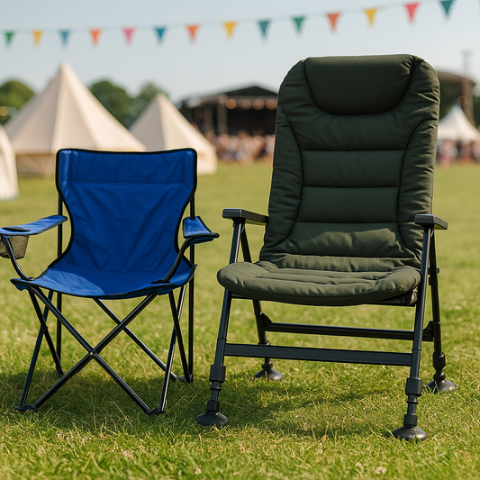 Zwei Outdoor-Stühle im Vergleich: ein klassischer Klappstuhl und ein gepolsterter Karpfenstuhl auf einer Wiese – ideal für Camping, Angeln und Festivals.